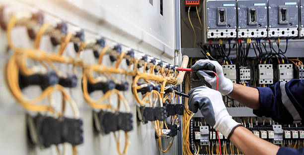 Professional Electrician technician working in Fairfield, IL